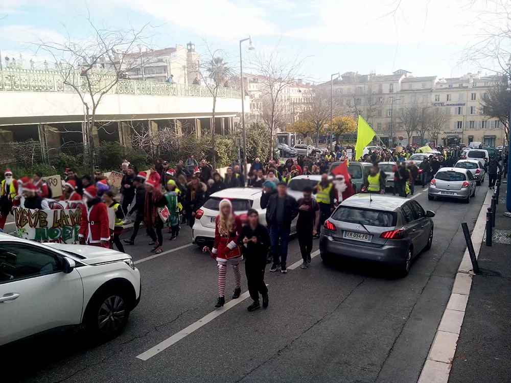 Bouches Du Rhône Le Père Noël Rejoint Les Gilets Jaunes Et